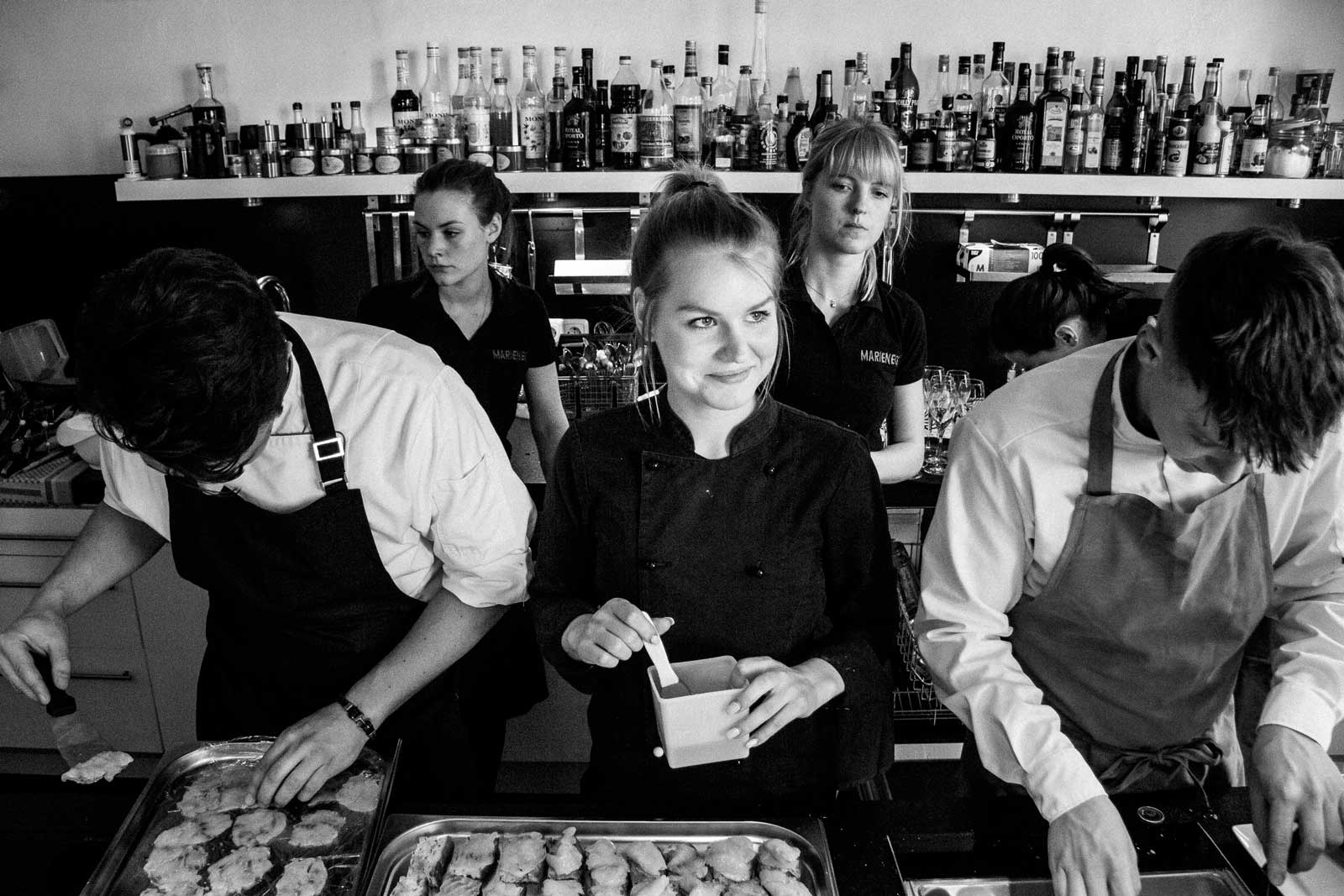 Teamevent Kochkurs - Kochschule Marieneck Köln | Teamevent Kochkurse seit 2007 4 - Kochschule Marieneck Köln Ehrenfeld Erlebnisköche beim Teamevent Kochkurs in Köln Ehrenfeld