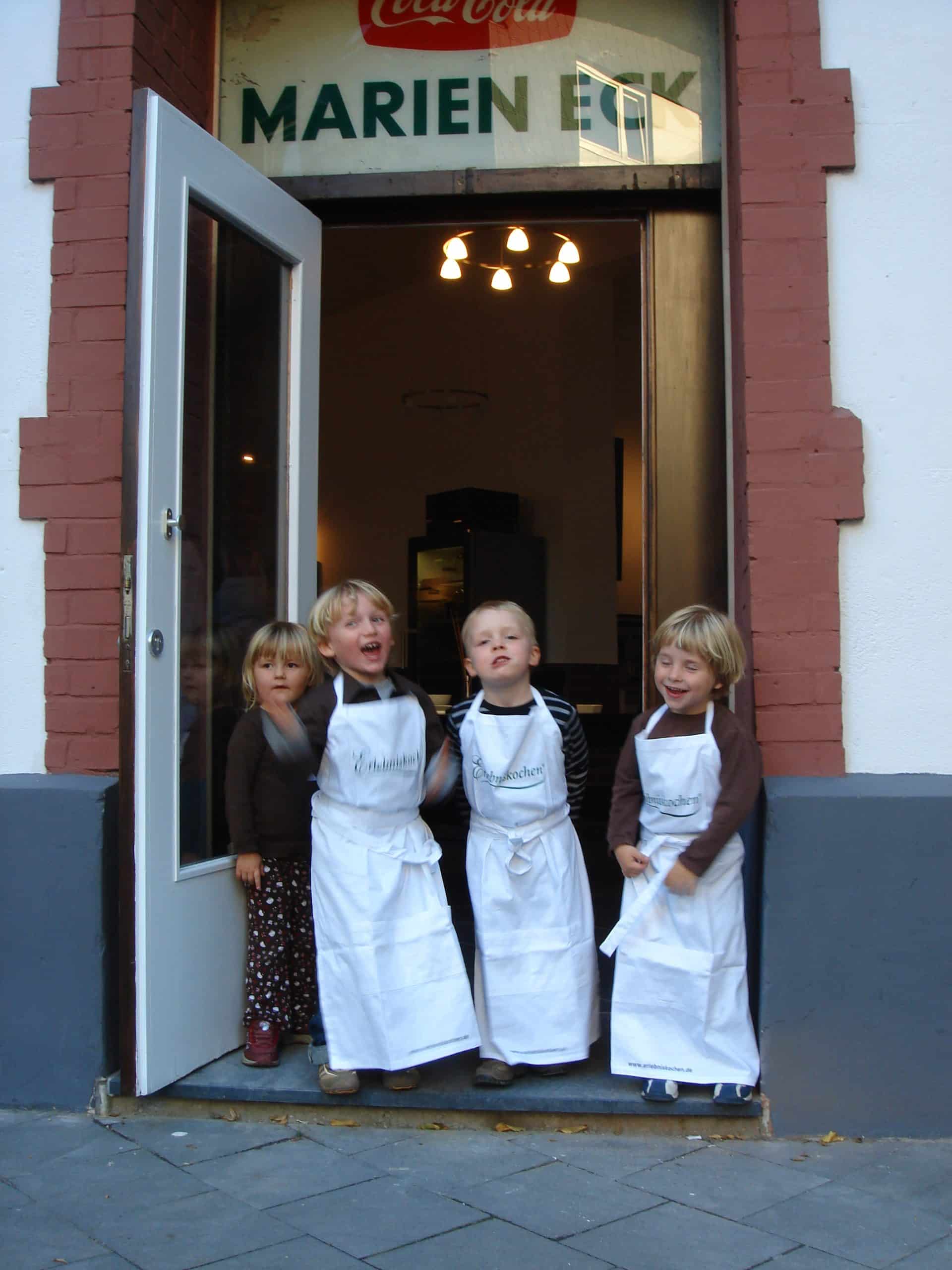 Junge Köche beim Kochkurs im Marieneck in Köln