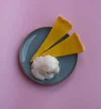 Teamevent Kochkurs - Kochkurs Köln | Rezepte von den Kochkursen und Teamevents im Marieneck 9 - Kochschule Marieneck Köln Ehrenfeld Zitronentarte mit Buttermilicheis auf einem Teller