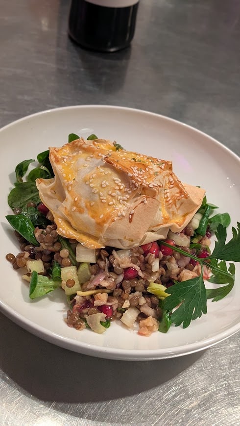 Kochkurs Teamevent - Apfel Linsensalat mit Ziegenkaese im Brickteig - Kochschule Marieneck Köln Ehrenfeld