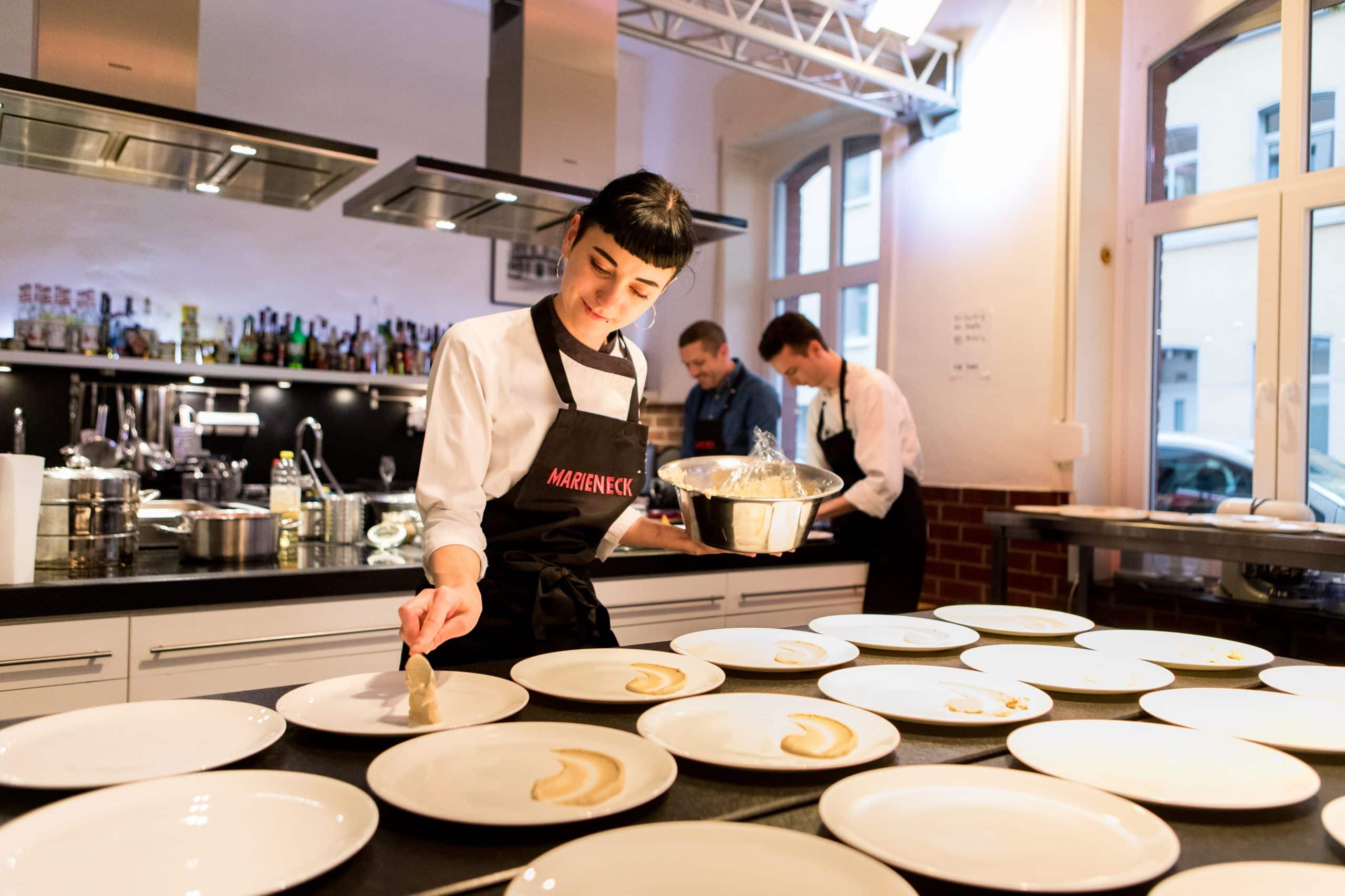 Teamevent Kochkurs - Warum wir tun was wir tun... | Kochkurs Teamevent in Köln Ehrenfeld 6 - Kochschule Marieneck Köln Ehrenfeld Kochkurs Teamevent - SundaySupper008 I Foto Jennifer Braun 4766 scaled - Kochschule Marieneck Köln Ehrenfeld