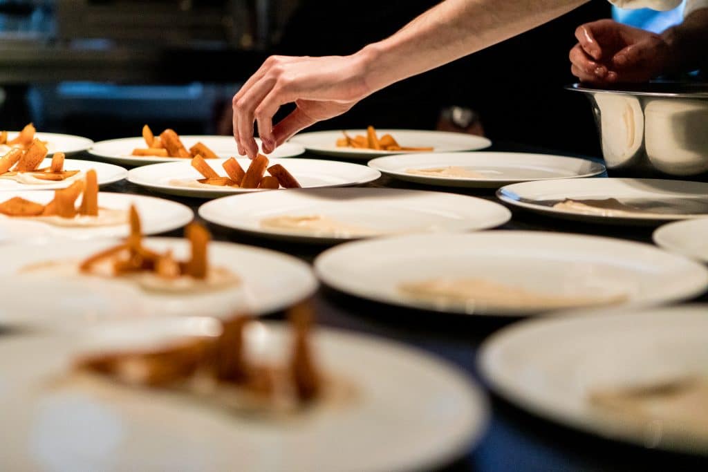 Anrichten beim Kochkurs Teamevent im Marieneck