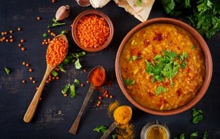 Teamevent Kochkurs - Kochkurs Köln | Rezepte von den Kochkursen und Teamevents im Marieneck 30 - Kochschule Marieneck Köln Ehrenfeld Kochkurs Teamevent - traditionelle indische suppenlinsen indian dhal wurziges curry schussel gewurzen krautern rustikalem schwarzem holztisch 1024x683 1 - Kochschule Marieneck Köln Ehrenfeld