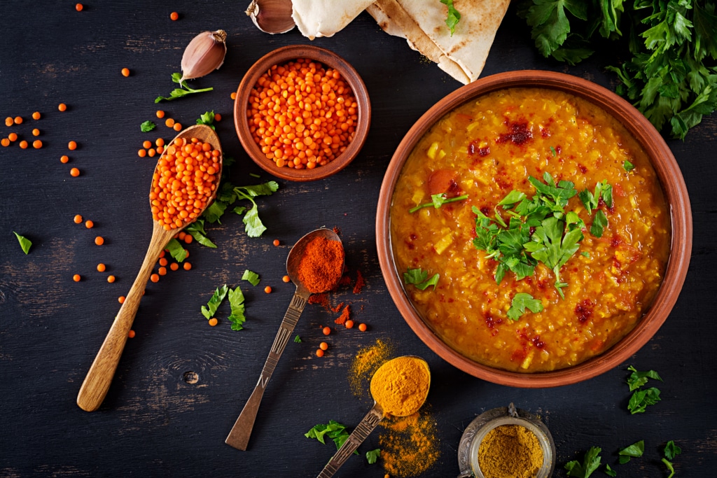 traditionelle-indische-suppenlinsen-indian-dhal-wurziges-curry-schussel-gewurzen-krautern-rustikalem-schwarzem-holztisch-1024×683 Kochkurs Teamevent - traditionelle indische suppenlinsen indian dhal wurziges curry schussel gewurzen krautern rustikalem schwarzem holztisch 1024x683 2 - Kochschule Marieneck Köln Ehrenfeld